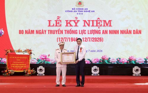 Thừa ủy quyền Thủ tướng Chính phủ, Phó Bí thư Thường trực Tỉnh ủy Nghệ An Hoàng Nghĩa Hiếu trao Bằng khen cho Đại tá Trần Phúc Tú, Trưởng phòng An ninh kinh tế.