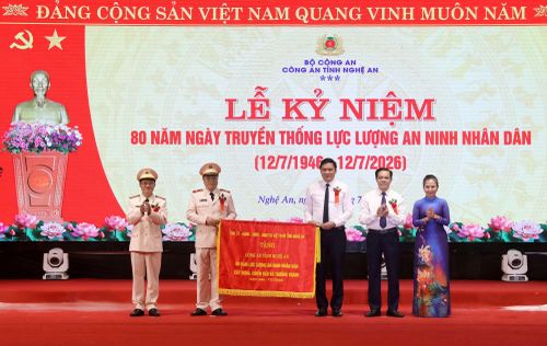 Các đồng chí Thường trực Tỉnh ủy trao bức trướng của Tỉnh ủy, HĐND, UBND, UBMTTQ tỉnh tặng lực lượng An ninh Nghệ An.