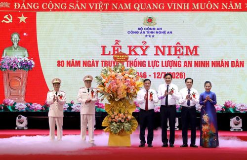 Các đồng chí Thường trực Tỉnh ủy Nghệ An chúc mừng lực lượng An ninh Công an Nghệ An.