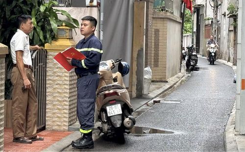 Cán bộ Đội CC&amp;CNCH Khu vực 1 ghi nhận các thông tin về chiều rộng, chiều dài tuyến ngõ.