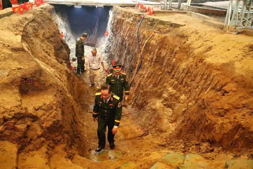 Lãnh đạo Quân khu 7 và Bộ Tư lệnh TP Hồ Chí Minh trực tiếp khảo sát tại một trong ba rãnh mộ tại Công viên Lê Thị Riêng.