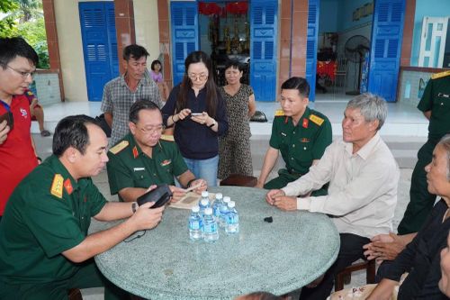Thiếu tướng Nguyễn Thành Trung, Chính ủy Bộ Tư lệnh TP Hồ Chí Minh thăm hỏi với thân nhân Liệt sĩ Huỳnh Văn Quên.