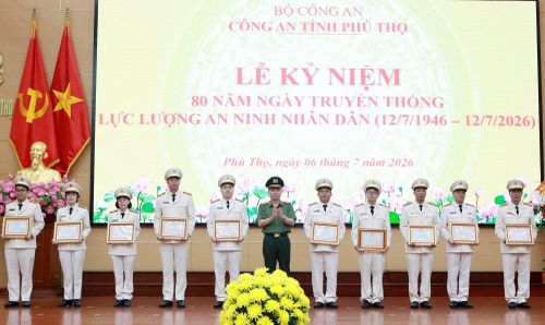 Thiếu tướng Nguyễn Minh Tuấn, Giám đốc Công an tỉnh Phú Thọ trao Giấy khen tặng các cá nhân có thành tích xuất sắc.