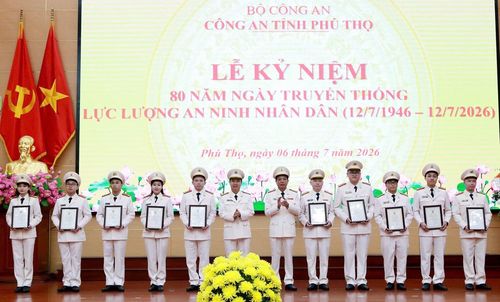 Lãnh đạo Công an tỉnh Phú Thọ trao giải cho các tập thể, cá nhân đạt giải Cuộc thi viết “Tìm hiểu truyền thống 80 năm xây dựng, chiến đấu và trưởng thành của lực lượng An ninh nhân dân” .