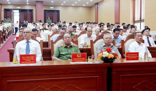 Các đại biểu tham dự buổi lễ.