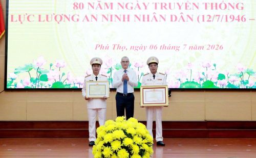 Đồng chí Phạm Đại Dương, Bí thư Tỉnh ủy Phú Thọ trao Bằng khen của Thủ tướng Chính phủ và Bằng khen của Chủ tịch UBND tỉnh cho 2 cá nhân.