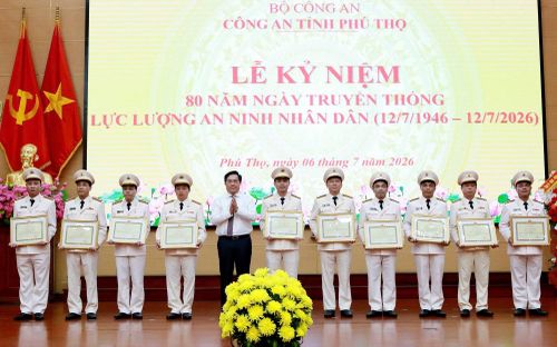 Đồng chí Trần Duy Đông, Chủ tịch UBND tỉnh Phú Thọ trao Bằng khen cho các cá nhân có thành tích xuất sắc.