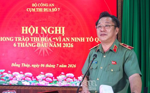 Thiếu tướng Lâm Phước Nguyên, Giám đốc Công an tỉnh Đồng Tháp, phát biểu tại hội nghị.