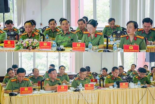  Đại biểu dự hội nghị theo dõi báo cáo những kết quả nổi bật trong phong trào thi đua “Vì an ninh Tổ quốc” của Công an các tỉnh thuộc Cụm thi đua số 7 trong 6 tháng đầu năm 2026.