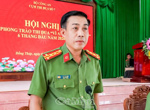 Đại tá Lê Tấn Vinh, Phó Bí thư Đảng ủy, Phó Giám đốc Công an tỉnh Cà Mau, phát biểu tại hội nghị.