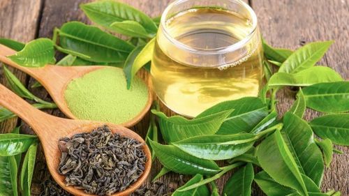 Bên cạnh chanh mật ong, bạn có thể uống nước trà xanh để thải độc gan. Ảnh minh họa