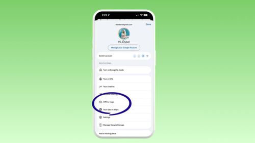Truy cập mục "Bản đồ ngoại tuyến" (Offline maps) để tải trước dữ liệu vùng cần đến, đảm bảo vẫn có thể dẫn đường khi mất kết nối Internet hoặc tiết kiệm 3G/4G.