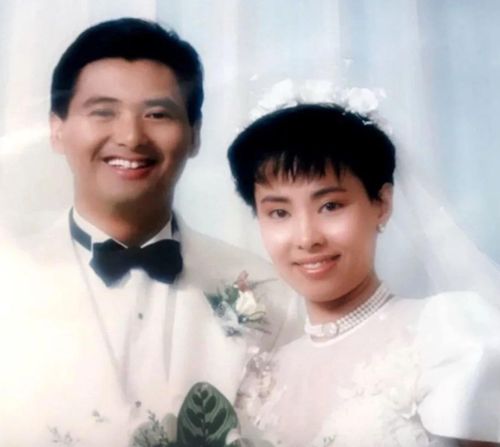 Châu Nhuận Phát kết hôn với Trần Oải Liên vào năm 1986.