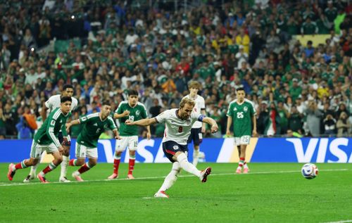 Kane nâng tỷ số lên 3-1. (Ảnh: Reuters)