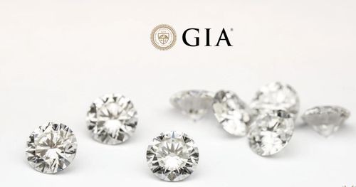Ban đầu, người đánh giá sẽ đưa ra ý kiến về độ trong suốt, độ bóng và tính đối xứng của viên kim cương. Sau đó vẽ các đặc điểm về độ trong suốt lên sơ đồ thể hiện rõ nhất hình dạng và kiểu cắt của viên kim cương, được chọn từ cơ sở dữ liệu gồm hàng trăm sơ đồ được lưu trữ kỹ thuật số. (Ảnh: GIA)