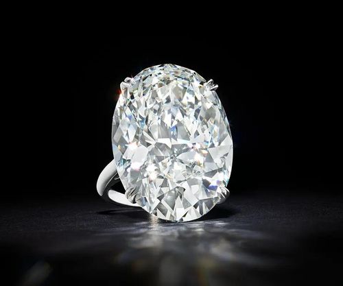Các chuyên gia kiểm định đá quý giàu kinh nghiệm hơn sẽ xem xét lại tất cả thông tin phân loại trước đó và đưa ra ý kiến độc lập về độ trong suốt/độ bóng/độ đối xứng. Kết quả phân loại được hoàn tất khi có đủ ý kiến thống nhất. (Ảnh: GIA 4Cs)