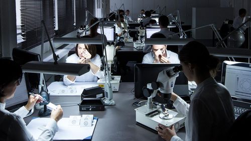 Đến phòng thí nghiệm, mỗi viên kim cương được đặt trong hộp thiết kế riêng. Tất cả các thông tin liên quan đến chủ sở hữu đều được loại bỏ hoặc che giấu. Kim cương được dán nhãn mã vạch với số nhận dạng nội bộ duy nhất được sử dụng để theo dõi trong suốt quá trình. (Ảnh: Sajdikovehumence)