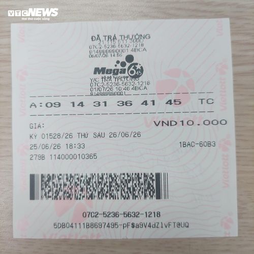 Tấm vé may mắn của anh D. mua từ người bán vé số dạo. (Ảnh: Đại Việt)