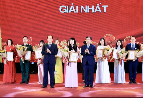 Phó Trưởng ban Tuyên giáo và Dân vận Trung ương Phan Xuân Thủy và Trưởng ban Tuyên giáo và Dân vận Thành ủy Hà Nội Nguyễn Doãn Toản trao giải tới thí sinh giành giải Nhất Hội thi Báo cáo viên, Tuyên truyền viên giỏi thành phố Hà Nội năm 2026. Ảnh: Quang Thái