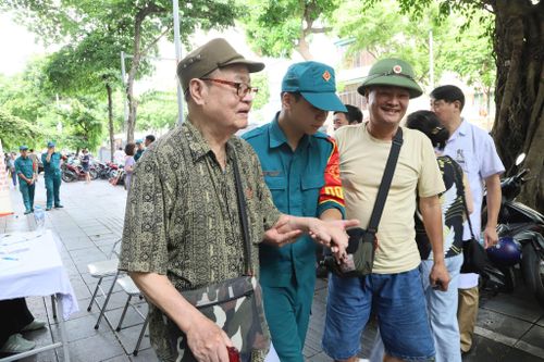 Tại chương trình, phường Cửa Nam bố trí các lực lượng túc trực giúp đỡ những trường hợp đi lại khó khăn. Ảnh: PV