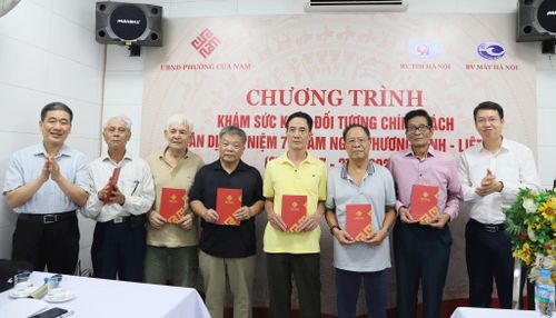 Lãnh đạo phường Cửa Nam tặng quà tri ân các đối tượng chính sách trên địa bàn. Ảnh: PV