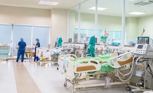 Nhiều trẻ đuối nước trong tình trạng nguy kịch đang được điều trị tại Khoa Điều trị tích cực Nội khoa, Bệnh viện Nhi Trung ương. Ảnh: BVCC