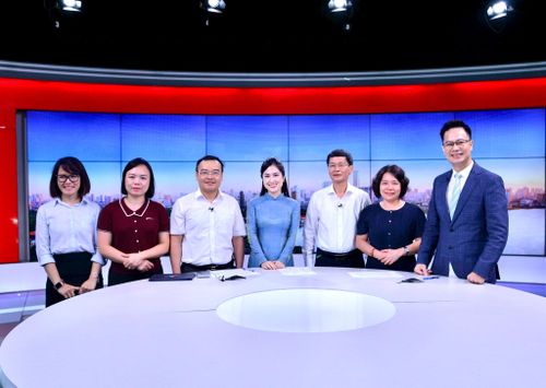 Các khách mời cùng ê-kíp thực hiện Chương trình Hà Nội chuyển động với chủ đề “Hà Nội tăng tốc khám sức khỏe toàn dân”. Ảnh: Viết Thành