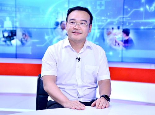 Ông Vũ Xuân Trường, Phó Bí thư Đảng ủy, Chủ tịch UBND phường Việt Hưng, thành phố Hà Nội trao đổi tại Chương trình. Ảnh: Viết Thành