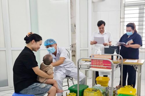 Khám sức khỏe miễn phí cho trẻ em tại xã Đan Phượng. Ảnh: Nga Nguyễn