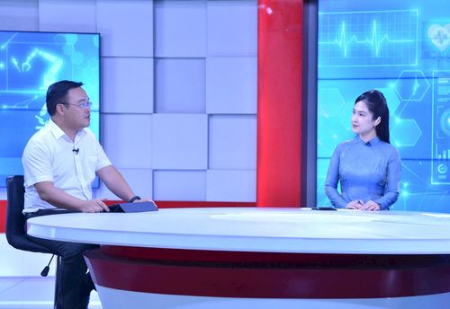Ông Vũ Xuân Trường, Chủ tịch UBND phường Việt Hưng, thành phố Hà Nội trao đổi tại Chương trình. Ảnh: Viết Thành