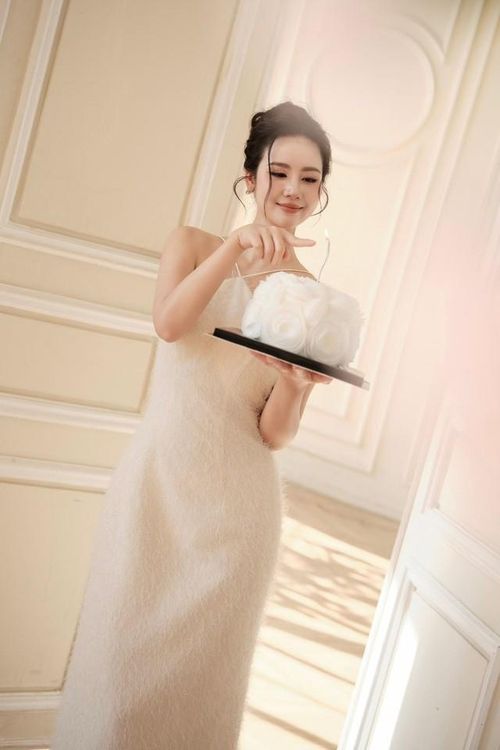 Vừa qua, Huyền Lizzie đón tuổi 37 với nụ cười rạng rỡ với loạt váy áo và phụ kiện màu trắng, nhan sắc thăng hạng.