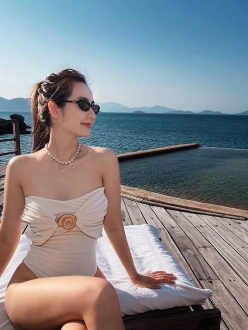 Bên cạnh đóng phim và kinh doanh, nữ diễn viên hướng đến phong cách gợi cảm nhưng vẫn tinh tế, thể hiện vẻ đẹp của người phụ nữ từng trải và yêu bản thân.
