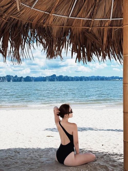 Huyền Lizzie diện bikini ôm sát giúp cô khoe khéo tấm lưng trần gợi cảm, vòng eo thon gọn, săn chắc. 