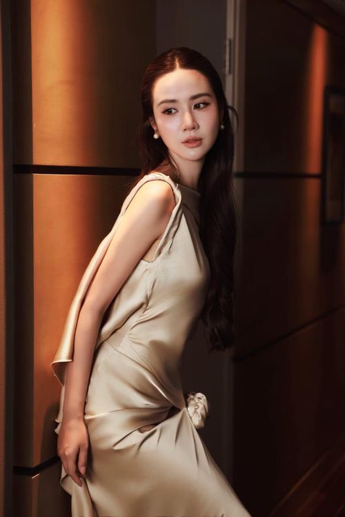  Đằng sau vóc dáng ấn tượng là chế độ sinh hoạt khoa học và kiên trì. Nữ diễn viên không theo đuổi việc ăn kiêng khắt khe mà chú trọng tập luyện đều đặn với nhiều bộ môn như yoga, gym, pilates và bơi lội. 