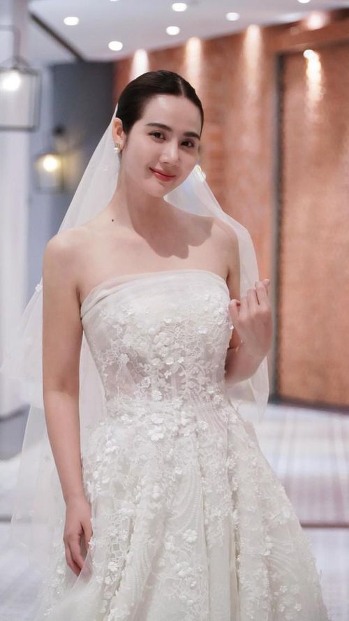 Không chỉ gây ấn tượng với body chuẩn chỉnh, Huyền Lizzie còn sở hữu làn da mịn màng cùng thần thái rạng rỡ. Đây chính là yếu tố giúp cô luôn nổi bật trong mọi khung hình.