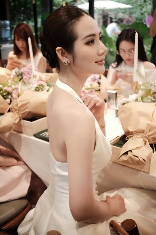 Từng là một trong những hot girl đời đầu của Hà Nội, Huyền Lizzie sở hữu nét đẹp trong trẻo, nụ cười tươi và ánh mắt ngọt ngào khiến khán giả yêu mến ngay từ những ngày đầu xuất hiện trên màn ảnh.