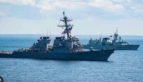 Ngoài lực lượng không quân, nhiều tàu chiến cũng tham gia tìm kiếm, gồm khu trục hạm USS Ross, USS Donald Cook, USS Higgins, USS Mason và USS John Finn.