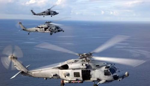Sự cố xảy ra vào sáng 1/7 khi trực thăng hải quân MH-60S Seahawk cất cánh từ tàu sân bay USS George H.W. Bush phải hạ cánh khẩn xuống biển Arab.