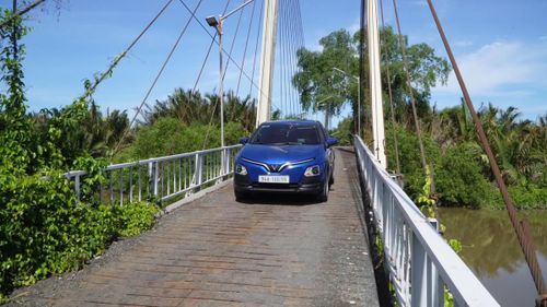 Nguy hiểm rình rập do cầu treo đã xuống cấp. Ảnh: Nguyên Du