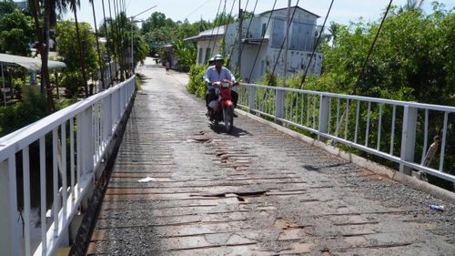 Mỗi khi lưu thông qua cầu người dân không khỏi thấp thỏm vì mất an toàn giao thông, nhất là vào mùa mưa bão. Ảnh: Nguyên Du