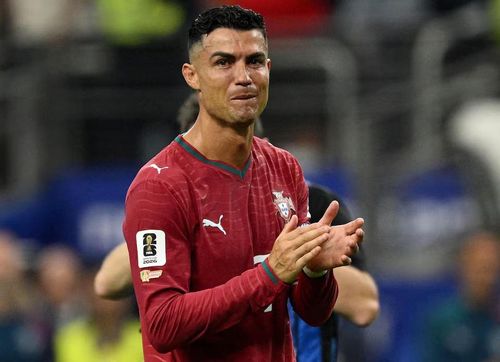Ronaldo đã rơi nước mắt sau khi tiếng còi kết thúc trận đấu giữa Tây Ban Nha và Bồ Đào Nha vang lên. Bồ Đào Nha đã tuột mất cơ hội vào những phút cuối cùng của thời gian bù giờ. Nguồn: Reuters.