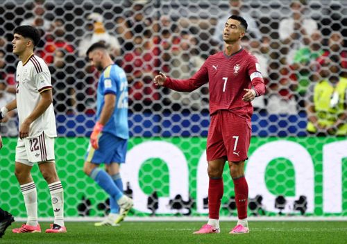 Nỗi thất vọng thể hiện rõ trên gương mặt của Ronaldo. Siêu sao 41 tuổi được xếp đá chính nhưng không thể mang về pha lập công cho Bồ Đào Nha.