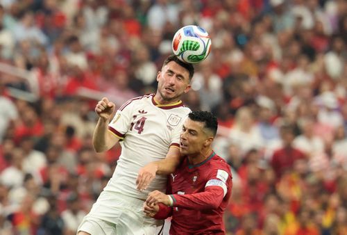 Ở các tình huống không chiến, Ronaldo cũng gặp nhiều khó khăn khi bị Aymeric Laporte kèm cặp. Dù vậy, cũng phải xem xét việc những quả tạt từ hai cánh của Bồ Đào Nha phần lớn đều không đến đúng vị trí của CR7.