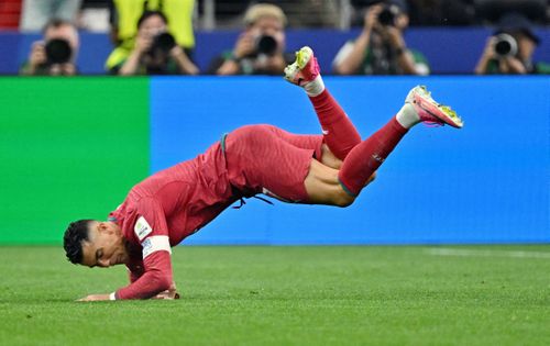 Ronaldo hoạt động nỗ lực, có thời điểm lùi về tận giữa sân để nhận bóng và triển khai lối chơi. Tuy nhiên, CR7 không thể mang lại yếu tố quan trọng nhất là bàn thắng cho đội nhà.