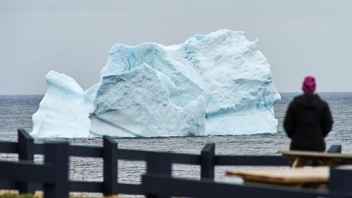  Tảng băng trôi gần bến cảng ở Pouch Cove, Newfoundland, Canada, vào tháng 5. Ảnh: Reuters. 