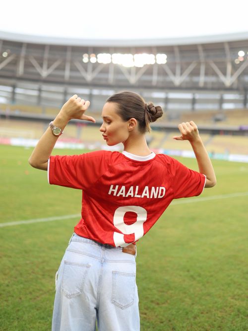 Khi World Cup 2026 bắt đầu, Katrich đã dành sự ủng hộ nhiệt tình đến Haaland cùng đội tuyển Na Uy. Cô đăng bức ảnh mặc chiếc áo in số 9 cùng tên tiền đạo nổi tiếng. Gần đây, cô thu hút hàng triệu lượt xem với các clip tái hiện lại meme nổi tiếng của Haaland, đặc biệt là dáng đi "bá đạo" của anh chàng.
