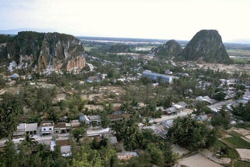  Khu vực Ngũ Hành Sơn năm 1991, nhà cửa vẫn còn thưa thớt. Vào năm này, việc khai thác đá tại đây bắt đầu bị cấm. 