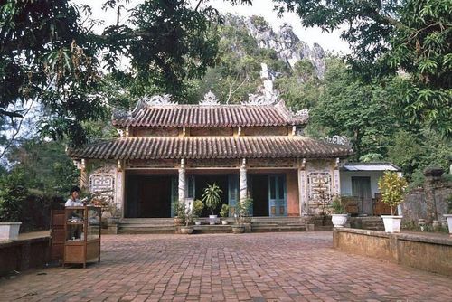  Năm 1991, chùa Tam Thai đã có tuổi đời 360 năm, nằm trên ngọn Thủy Sơn thuộc quần thể Ngũ Hành Sơn. Trải qua nhiều lần trùng tu trước đó, ngôi chùa vẫn còn giữ nhiều nét cổ kính, hòa quyện với cảnh núi đá và đời sống Phật giáo của địa phương. Hiện chùa Tam Thai đã trở thành một trong những điểm đến thu hút nhiều du khách. 