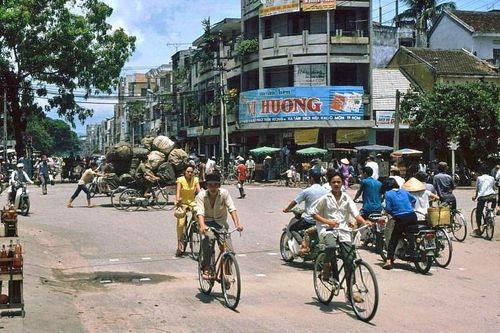  Đường Hùng Vương năm 1991 luôn đông đúc người qua lại vào giờ cao điểm. Các quầy xăng lẻ xuất hiện dọc theo vỉa hè, bởi lúc này cây xăng còn hiếm. Đoạn đường này giao với đường Ông Ích Khiêm, người địa phương gọi là ngã 4 chợ Cồn. Hiện khu vực này đổi tên thành ngã 4 trung tâm chợ Cồn, góc đường là siêu thị GO hiện đại. 