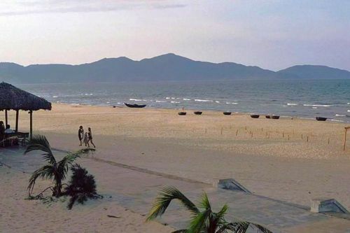  Biển Mỹ Khê năm 1991-1992 chưa du lịch hóa, vẫn mang dáng vẻ hoang sơ và tĩnh lặng, thưa thớt du khách đến tắm, chủ yếu là trẻ em làng chài và khu vực lân cận chơi đùa. Buổi sáng sớm, bãi biển nhộn nhịp ngư dân gỡ lưới, vá chài. Trên bãi cát không có ô hay ghế nằm, chỉ là quán nước nhỏ bán trà cho người đi biển. Giai đoạn 2023-2025, bãi biển này liên tục được vinh danh trên các bảng xếp hạng quốc tế. Nổi bật là năm 2024, Mỹ Khê xếp thứ 6/10 bãi biển đẹp nhất châu Á do Tripadvisor công bố. 